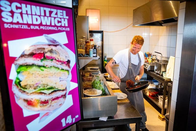 Daan aan het fornuis met de Schnitzel Sandwich-poster