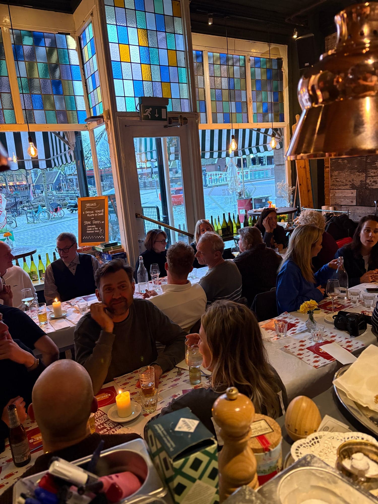 Volle zaal bij het raam aan de Oude Haven