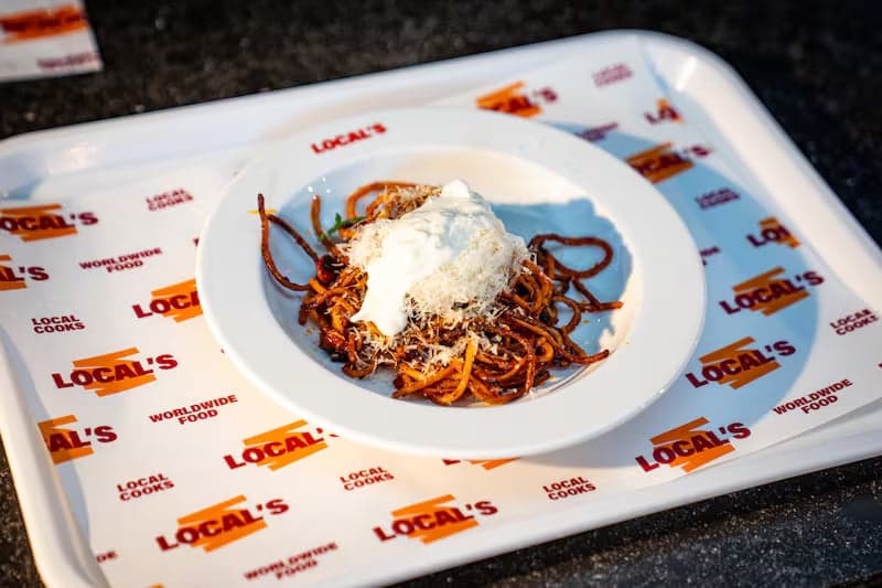 Killer Spaghetti op een Local's-dienblad